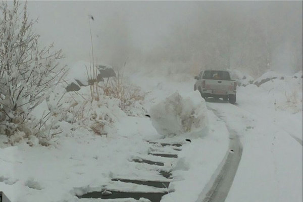 برف و کولاک محور های کوهستانی زنجان را مسدود کرد
