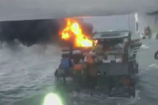 فیلم/ آتش سوزی در دکل نفتی آذربایجان در دریای خزر