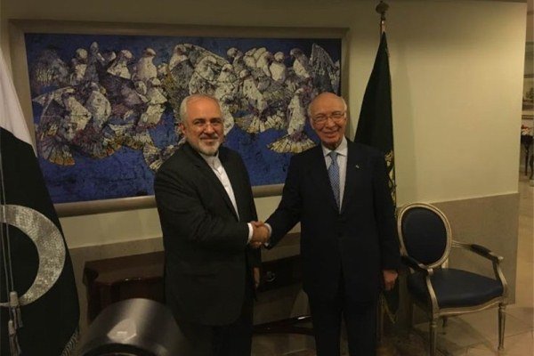 ظریف با مشاور امور خارجی پاکستان دیدار کرد