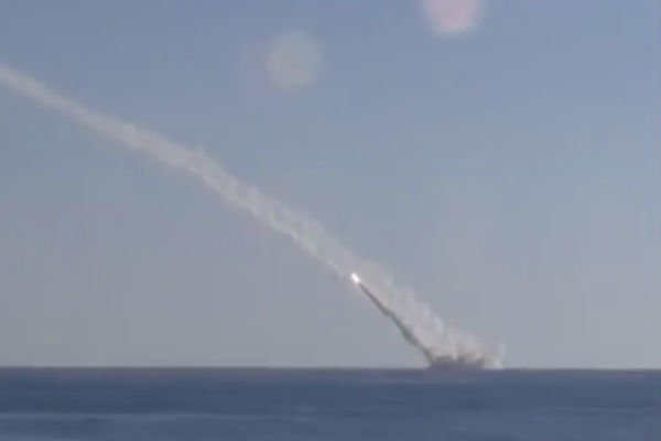 فیلم/ شلیک موشک از زیردریایی روسیه به مواضع داعش در سوریه