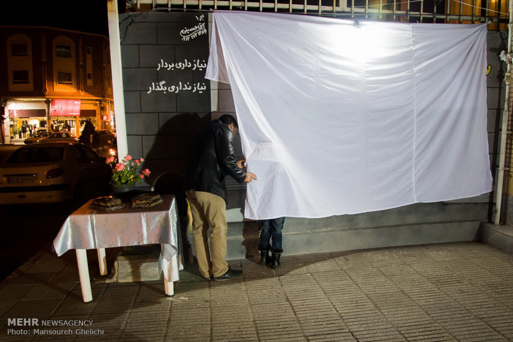 پاسخ به:دیوار مهربانی+ تصاویر http://media.mehrnews.com/d/2015/12/17/4/1942396.jpg?ts=1450406489765