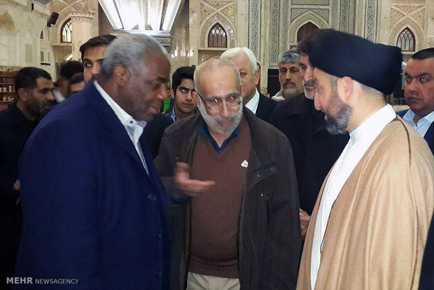 ادای احترام رئیس مجلس اعلای اسلامی عراق به امام خمینی (ره)