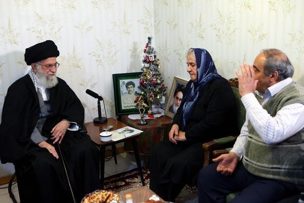 رهبرانقلاب: مسیحیان ایران از انقلاب و جنگ سربلند بیرون آمدند