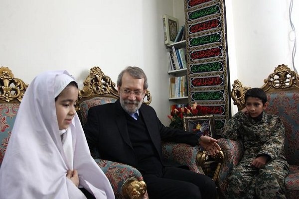 رئیس مجلس با خانواده شهید مدافع حرم «محسن فرامرزی» دیدار کرد