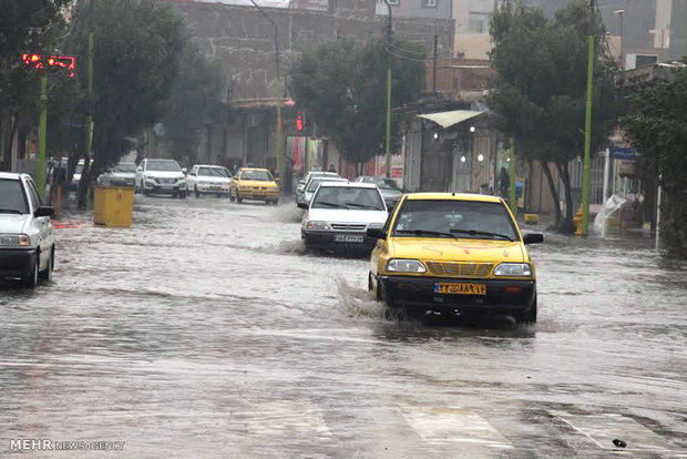 بارش باران و آبگرفتگی در معابر آبادان
