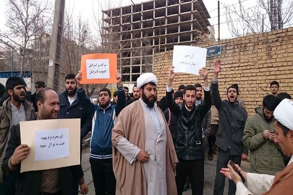 جمعی از طلاب تهرانی در مقابل سفارت عربستان تجمع کردند