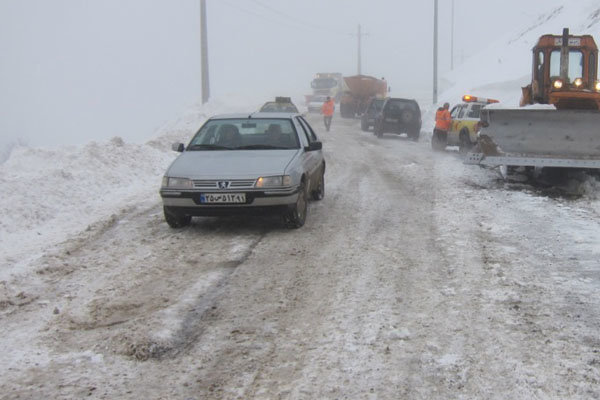 مسدود شدن جاده بر اثر بارش برف