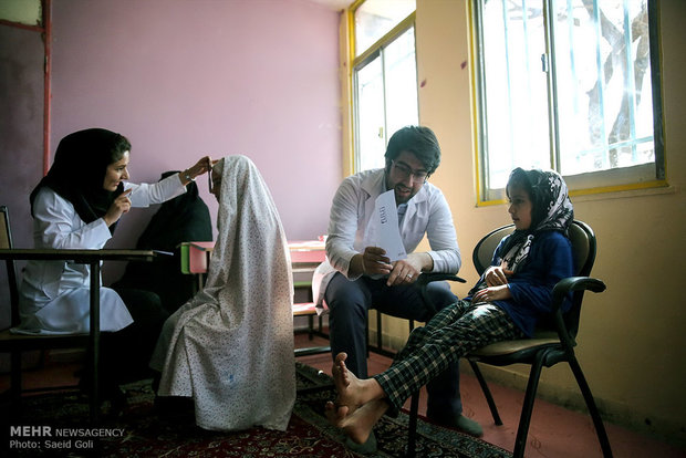 معاینه کودکان حاشیه شهر مشهد توسط دانشجویان پزشکی