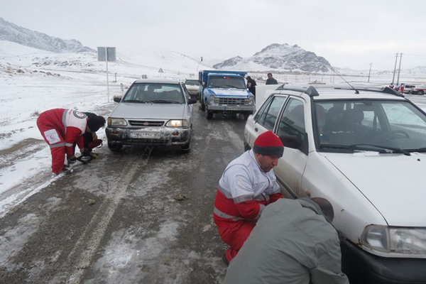 امدادرسانی به گرفتار شدگان در برف و کولاک توسط جمعیت هلال احمر