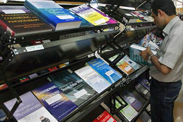 اُفت فروش کتب آموزشی در نمایشگاه تهران/ نظر ناشران درباره میزبان