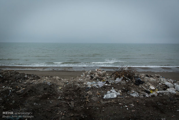 زباله‌ها در ساحل مازندران
