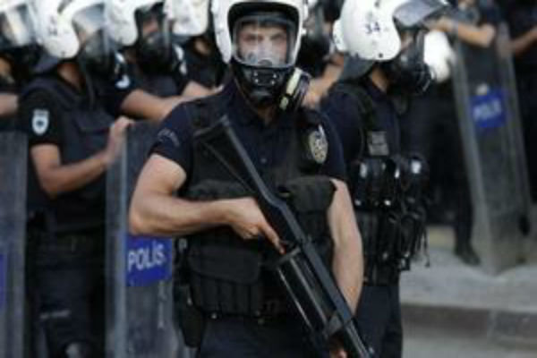 بیش از ۱۰۰ نفر در حمله پلیس ترکیه به ۳ دادسرا دستگیر شدند