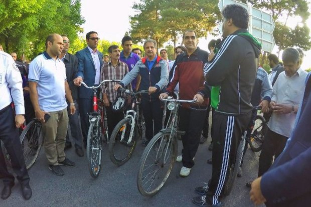 دوچرخه سواري وزير بهداشت در يزد