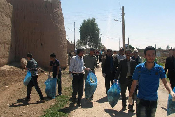 جمع آوری زباله در روستای قاطول گرمسار