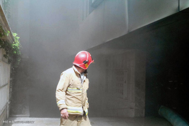 آتش سوزی در مجتمع مسکونی و نجات ۲۰ نفر از میان شعله ها