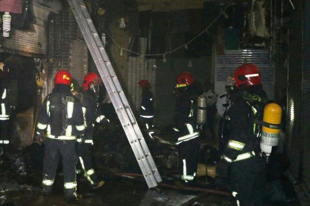 آتش سوزی در مجتمع مسکونی مهار شد/ نجات ۳۰ شهروند
