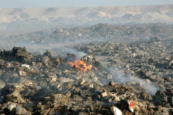 آتش سوزی گسترده در سایت زباله سفیره اهواز/ شهری پر از دودِ زباله