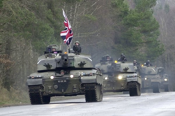 تانک و نظامیان انگلیسی