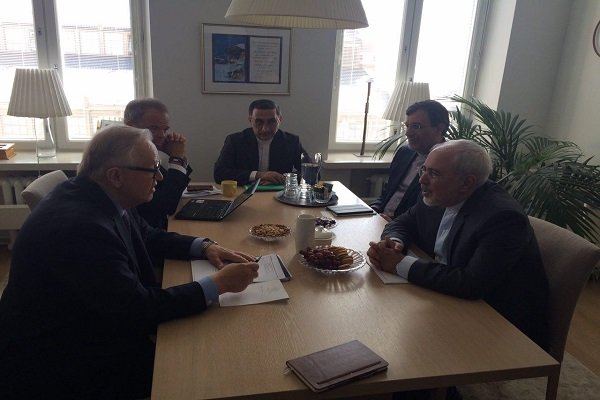 ظریف با رييس جمهور اسبق فنلاند دیدار کرد
