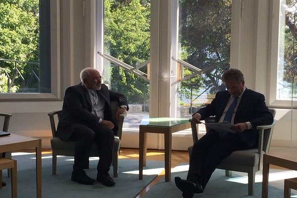 ظريف با رئيس جمهور فنلاند ديدار كرد/تقدیم دعوت نامه روحانی