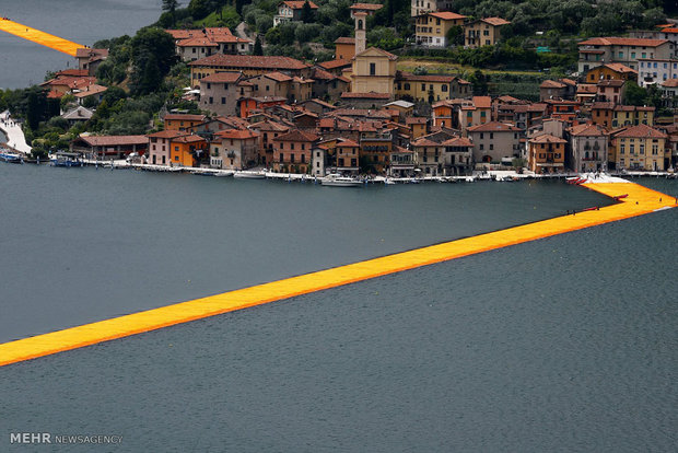 دختر ایتالیایی توریستی ایتالیا پل شناور اخبار ایتالیا The Floating Piers