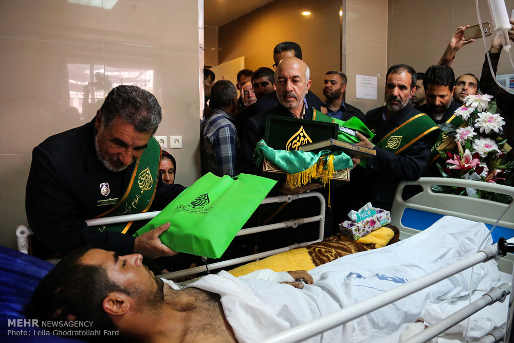 عیادت خدام حضرت احمد بن موسی الکاظم (ع) از سربازان سانحه