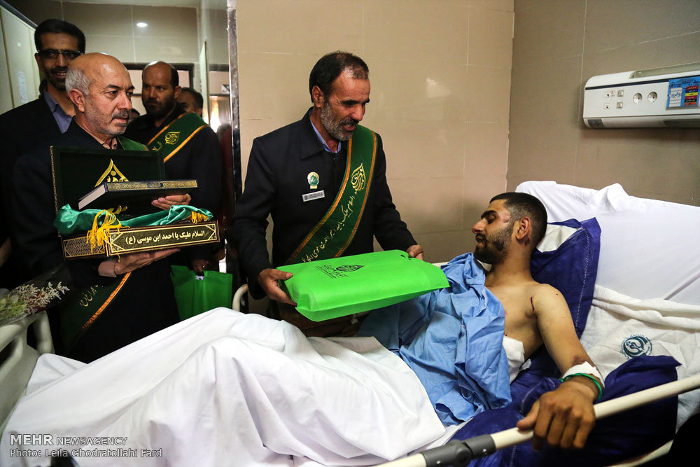 عیادت خدام حضرت احمد بن موسی الکاظم (ع) از سربازان سانحه