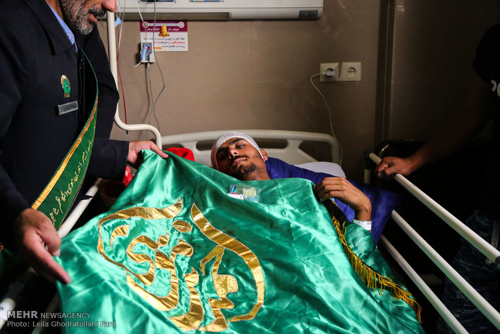 عیادت خدام حضرت احمد بن موسی الکاظم (ع) از سربازان سانحه