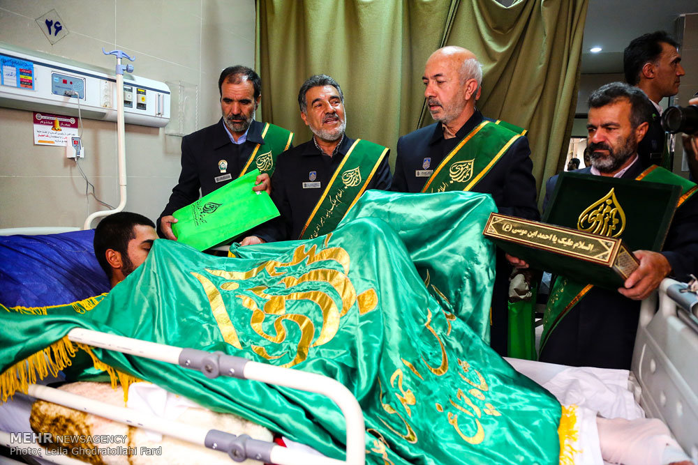 عیادت خدام حضرت احمد بن موسی الکاظم (ع) از سربازان سانحه