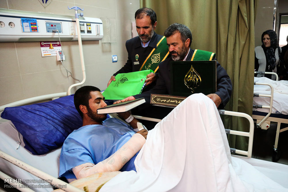 عیادت خدام حضرت احمد بن موسی الکاظم (ع) از سربازان سانحه