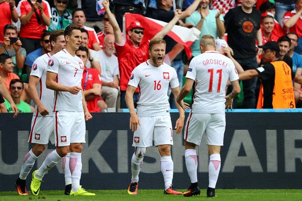 لهستان تاریخ‌ساز شد/ صعود به یک چهارم نهایی با شکست سوئیس