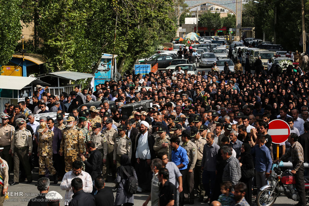 مراسم تشییع پیکر امین انصاری از جانباختگان حادثه شیراز