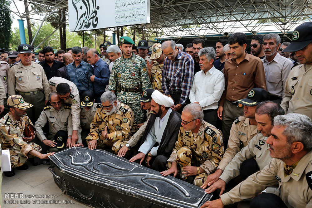 مراسم تشییع پیکر امین انصاری از جانباختگان حادثه شیراز