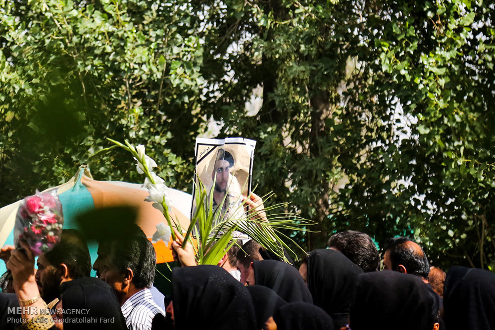 مراسم تشییع پیکر امین انصاری از جانباختگان حادثه شیراز