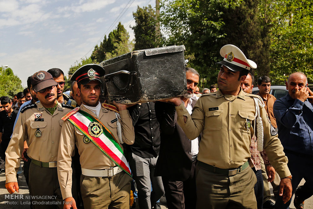 مراسم تشییع پیکر امین انصاری از جانباختگان حادثه شیراز