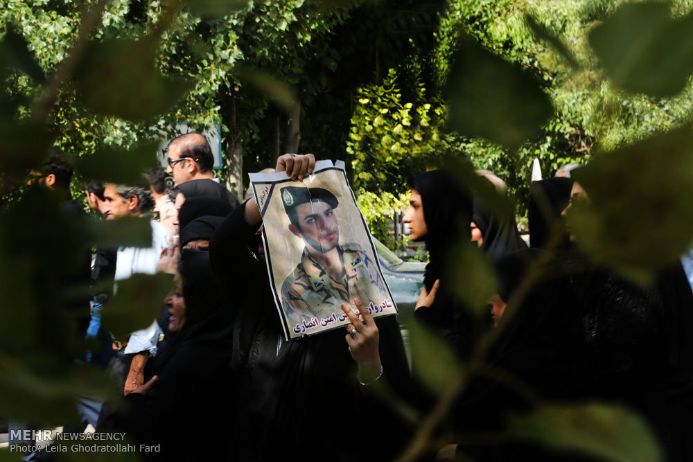 مراسم تشییع پیکر امین انصاری از جانباختگان حادثه شیراز