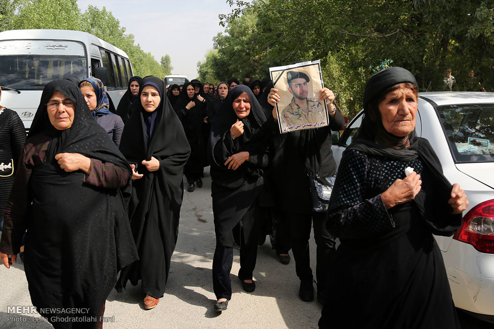 مراسم تشییع پیکر امین انصاری از جانباختگان حادثه شیراز