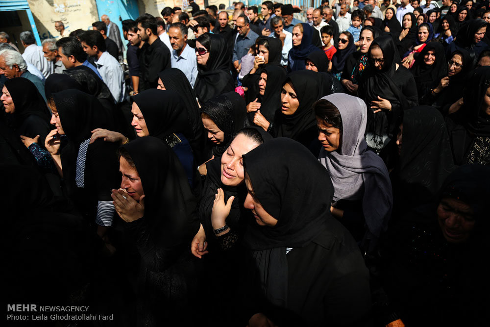 مراسم تشییع پیکر امین انصاری از جانباختگان حادثه شیراز