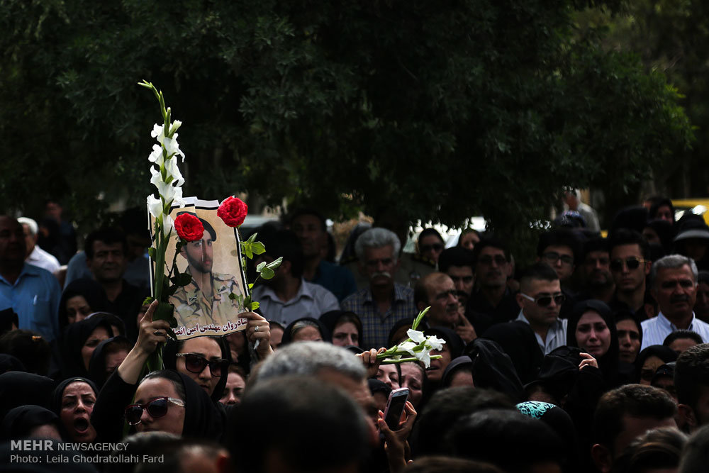 مراسم تشییع پیکر امین انصاری از جانباختگان حادثه شیراز