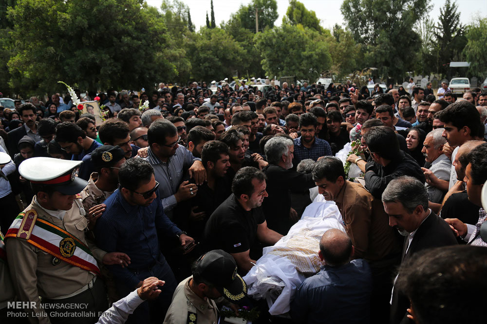 مراسم تشییع پیکر امین انصاری از جانباختگان حادثه شیراز