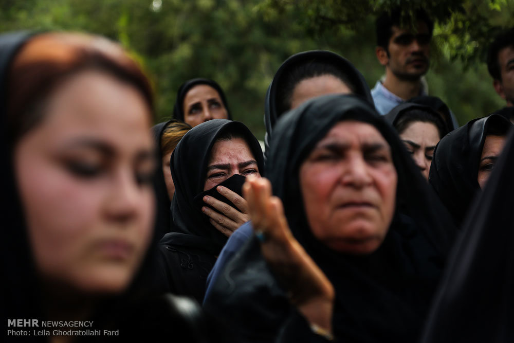 مراسم تشییع پیکر امین انصاری از جانباختگان حادثه شیراز