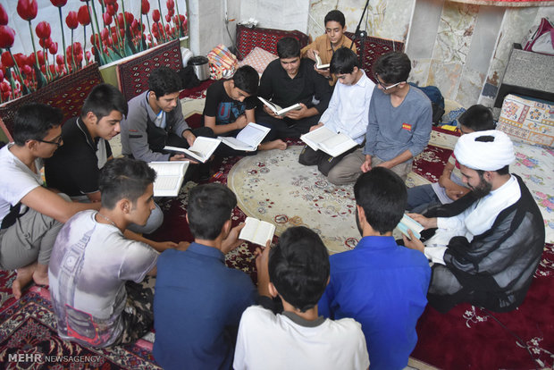مراسم اعتکاف دانش آموزی در مسجد خان