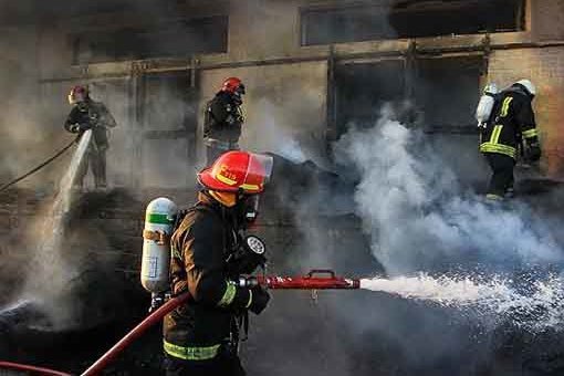 نجات ۱۷ نفر از آتش سوزی در یک ساختمان چهار طبقه