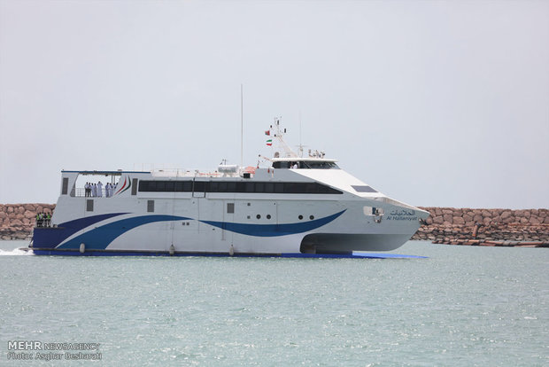 ورود نخستین کشتی مسافری مسیر دریایی بندر خصب عمان به قشم