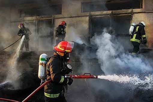 جزییات مهار  آتش در انبار لوسترسازی/ نجات دو خانم از میان شعله ها