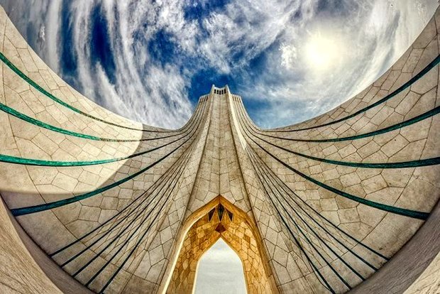میدان آزادی و آسمان تهران