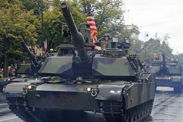حضور تانک‌ها و نظامیان آمریکایی در رژه نظامی مشترک با لهستان