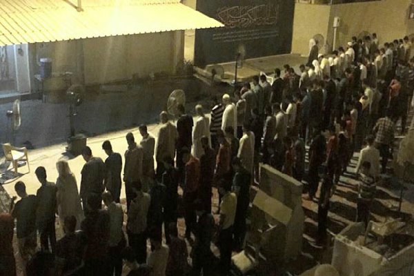 مردم بحرین نماز صبح را در مقابل منزل شیخ «عیسی قاسم» اقامه کردند