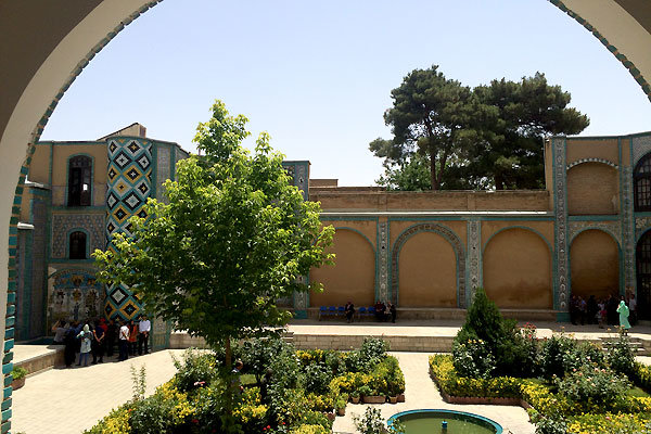تبلور هنر اسلامی در آیینه کاری بناهای مذهبی کرمانشاه