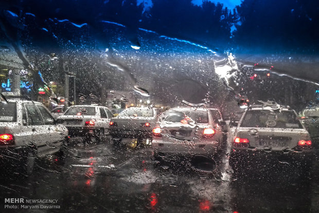 ترافیک شدید در بزرگراه‌های پایتخت در پی بارش باران